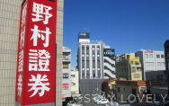 行き方：野村証券の看板が見える